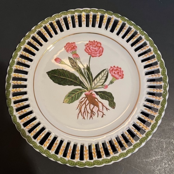 Set of 2 Porcelain Pierced Botanical Plates - Picture 2 of 12
